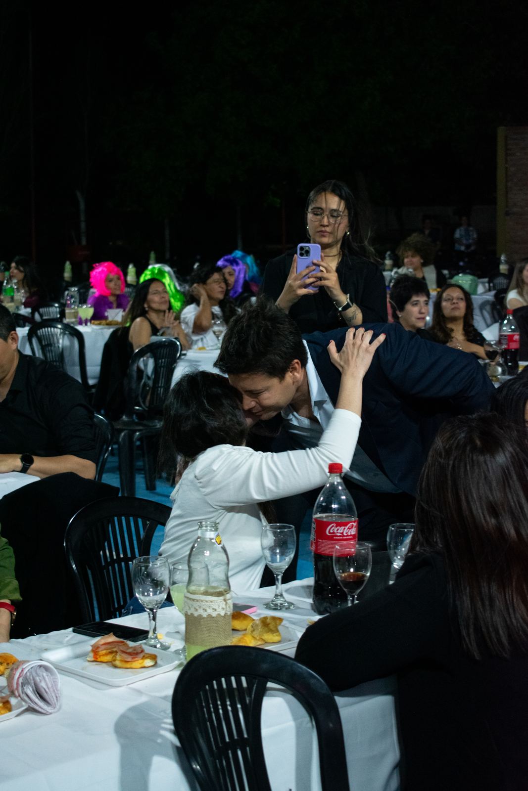 Ricardo abrazando a una vecina