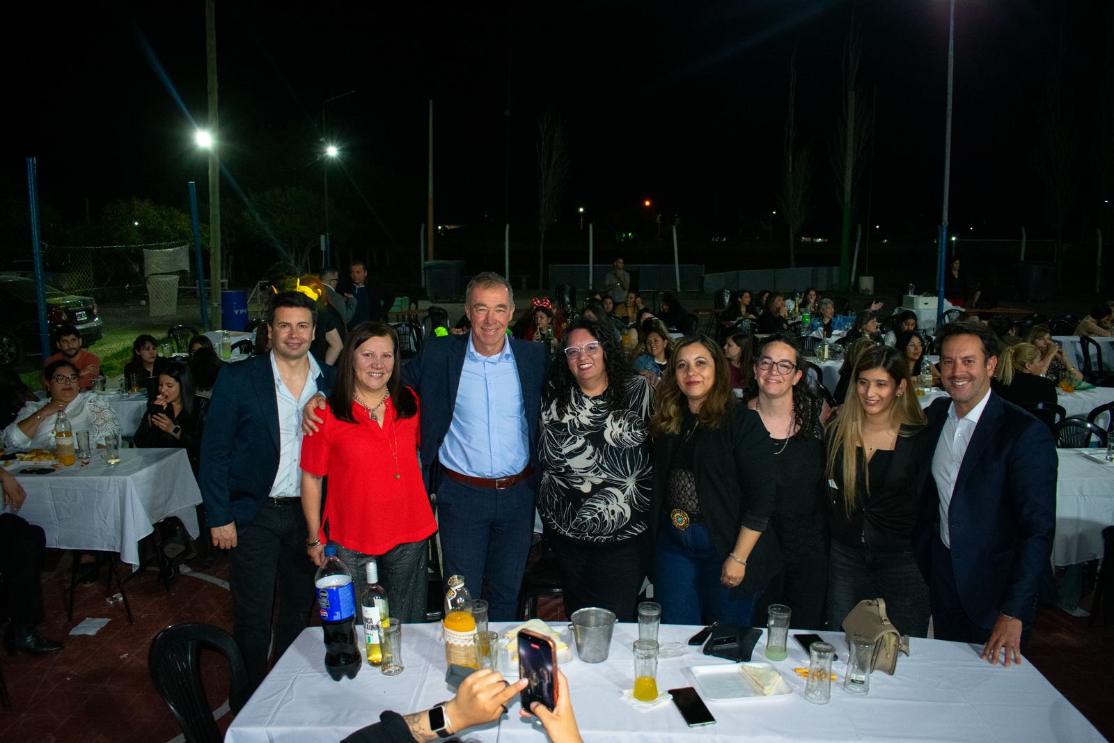 Ricardo compartiendo una cena con vecinas